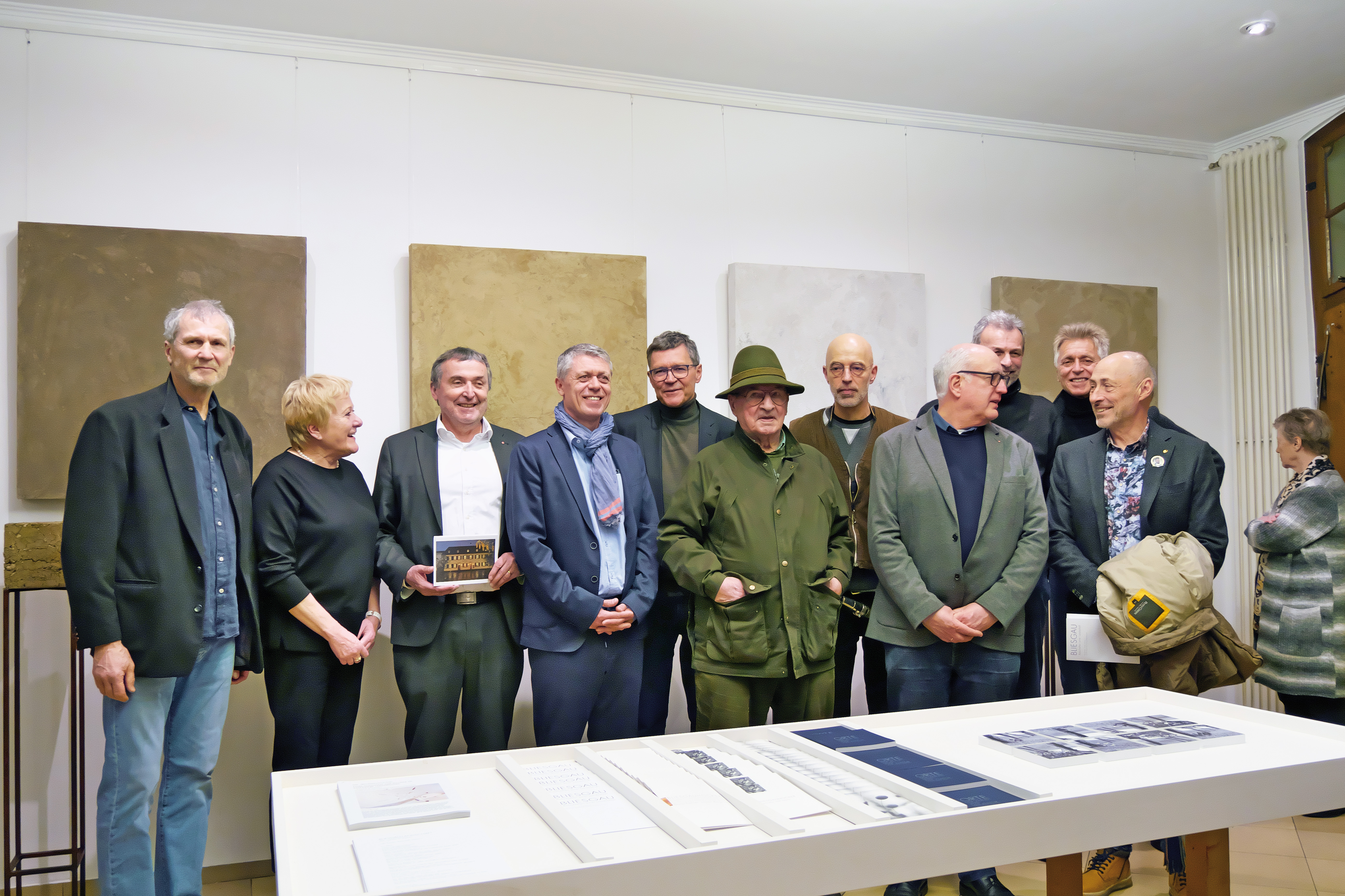 Gruppenbild zur Ausstellungseröffnung