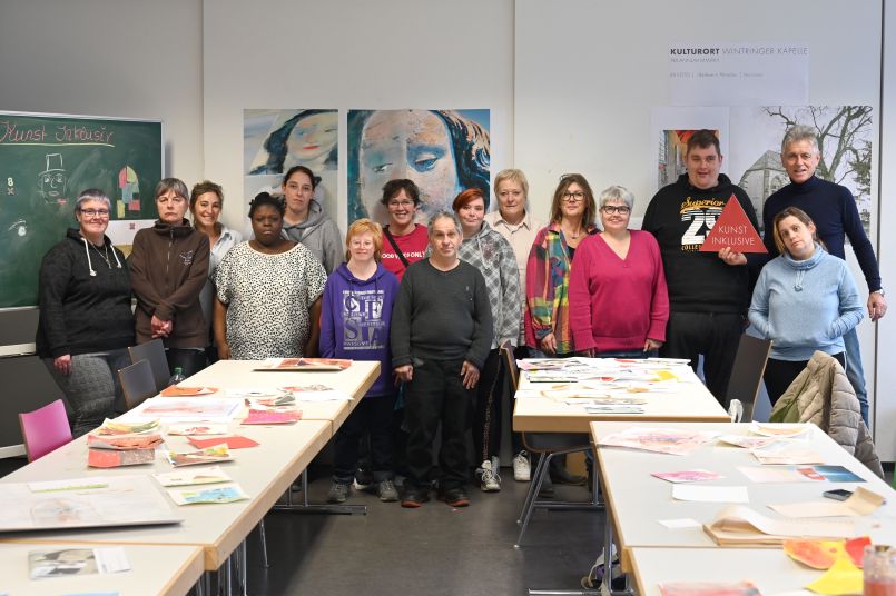 Gruppenbild inklusive Künstler im Atelier