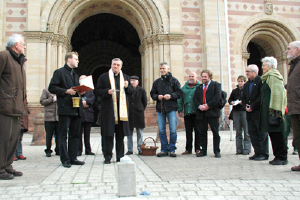 Menschengruppe auf Vorplatz vor Kirche