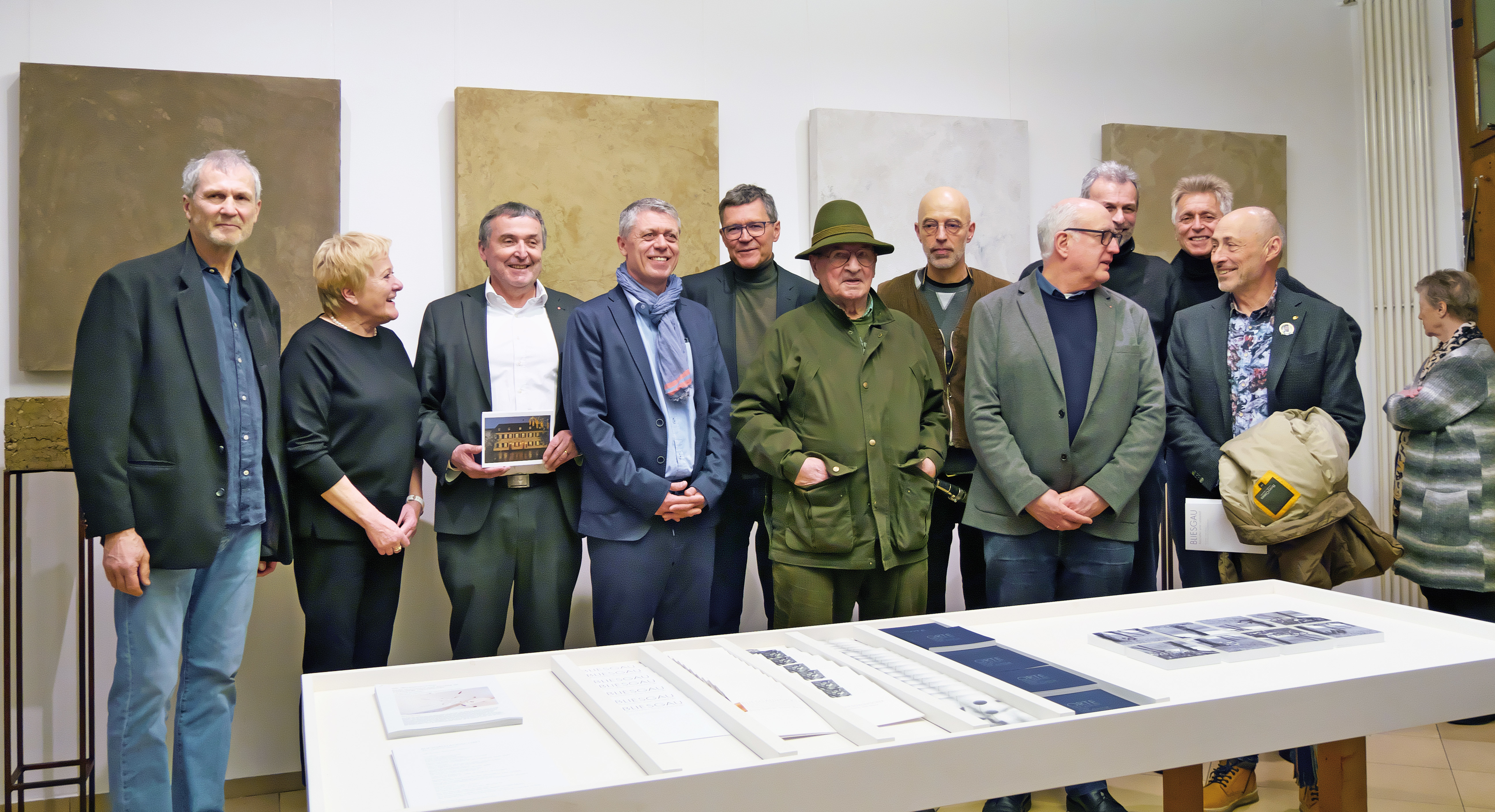 Gruppenbild zur Ausstellungseröffnung